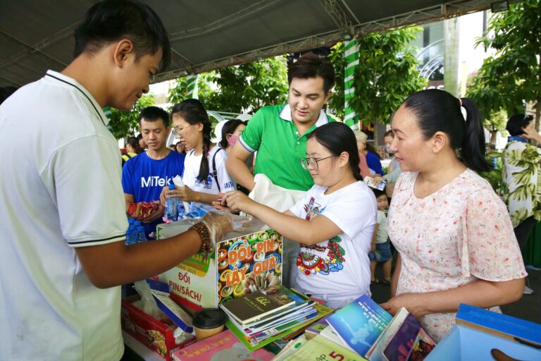 Exchange used batteries and old books for gifts at Phu My Hung Green Day